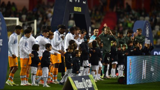 Crianças com autismo acompanharam Sporting e FC Porto na entrada em campo