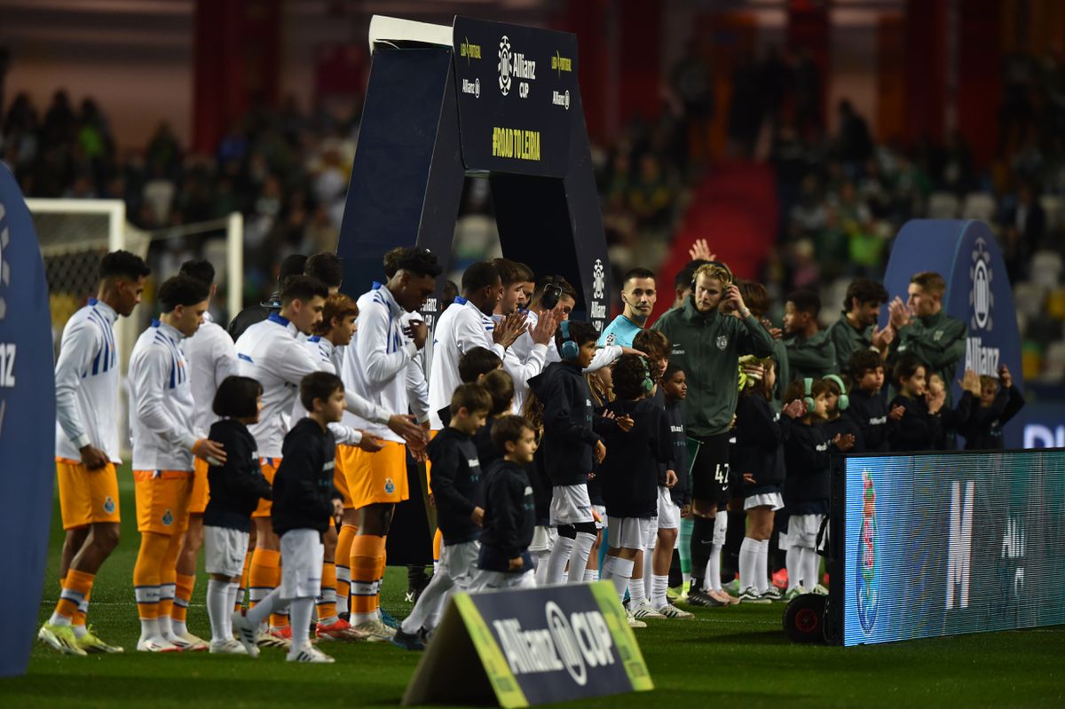 Crianças com autismo acompanharam Sporting e FC Porto na entrada em campo