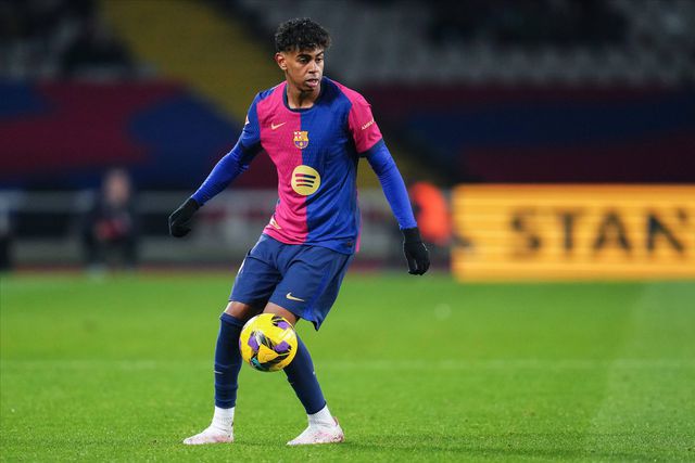 Lamine Yamal em campo com a camisola do Barcelona