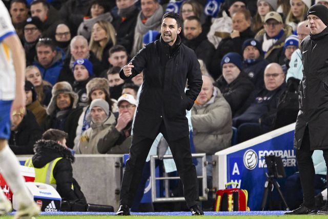 Mikel Arteta, treinador do Arsenal, a dar instruções para dentro de campo