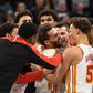 Festejos da equipa dos Hawks depois do arremesso de Trae Young
