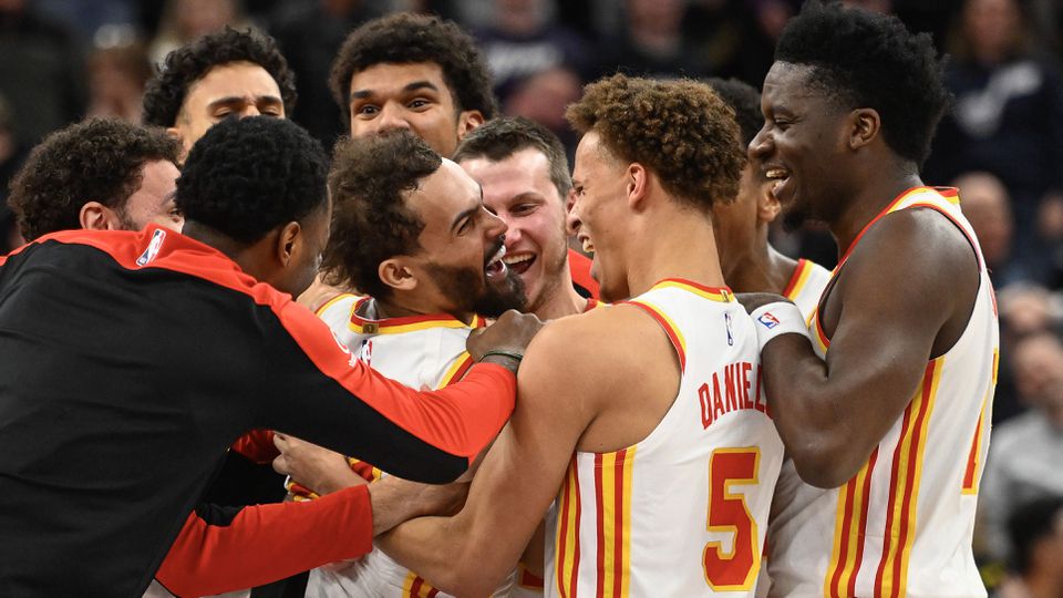 Festejos da equipa dos Hawks depois do arremesso de Trae Young