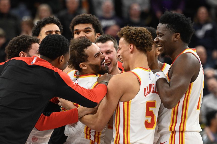 Festejos da equipa dos Hawks depois do arremesso de Trae Young