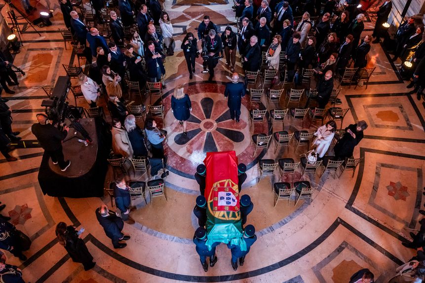 Urna com os restos mortais de Eça de Queiroz na cerimónia de concessão de Honras de Panteão Nacional.