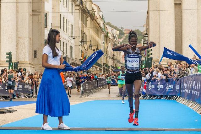 Faith Chepchirchir Kiprotich na chegada à meta