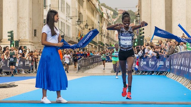 Faith Chepchirchir Kiprotich na chegada à meta