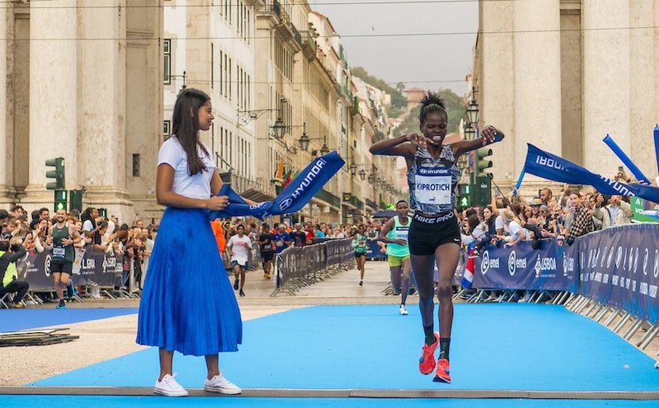 Faith Chepchirchir Kiprotich na chegada à meta