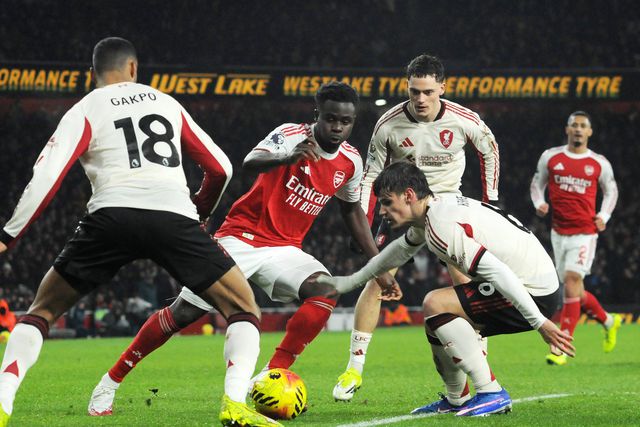 Saka contra a muralha defensiva do Liverpool (IMAGO)