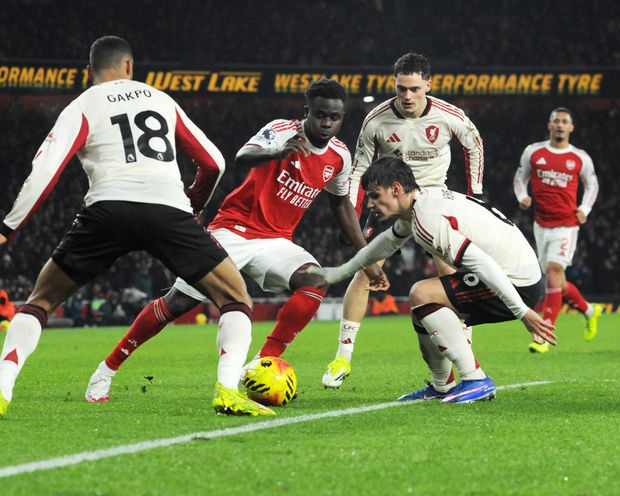 Saka contra a muralha defensiva do Liverpool (IMAGO)