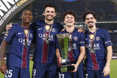 Nuno Mendes, Gonçalo Ramos, João Neves e Vitinha com a Supertaça francesa - Foto: PSG