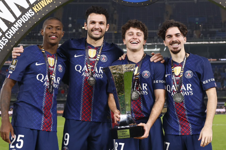 Nuno Mendes, Gonçalo Ramos, João Neves e Vitinha com a Supertaça francesa - Foto: PSG