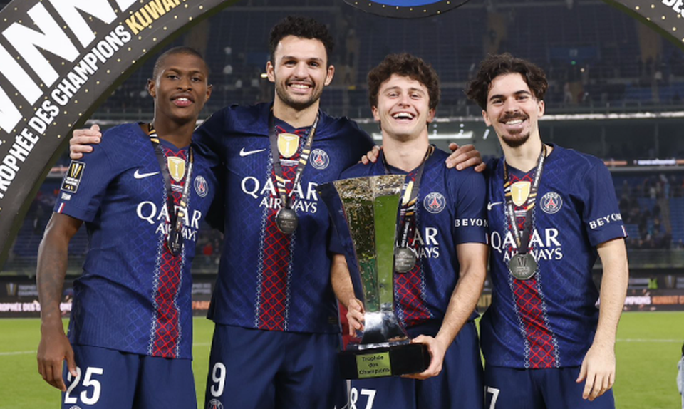 Nuno Mendes, Gonçalo Ramos, João Neves e Vitinha com a Supertaça francesa - Foto: PSG