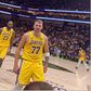 Vídeo: Doncic é insultado por adepto e responde com triplo... e algo mais