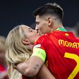 Álvaro Morata a celebrar a conquista do Euro 2024 por Espanha com a sua mulher