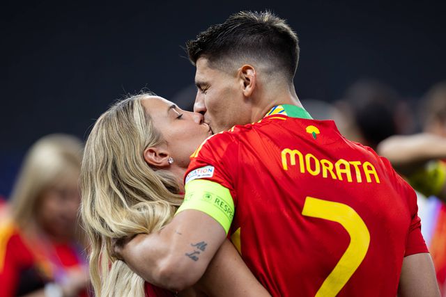 Álvaro Morata a celebrar a conquista do Euro 2024 por Espanha com a sua mulher