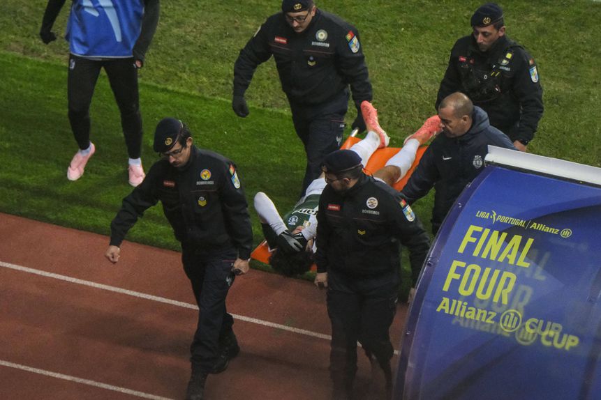 Eduardo Quaresma abandonou o Estádio Dr. Magalhães Pessoa, em Leiria, de maca, após choque com Samu, do V. Guimarães