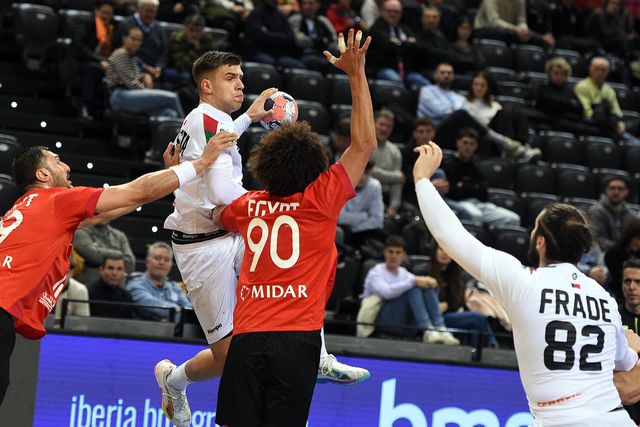 Kiko Costa, jogador da Seleção nacional de andebol, no jogo frente ao Egito - Foto:  Juan Antonio Garaitkoetxe