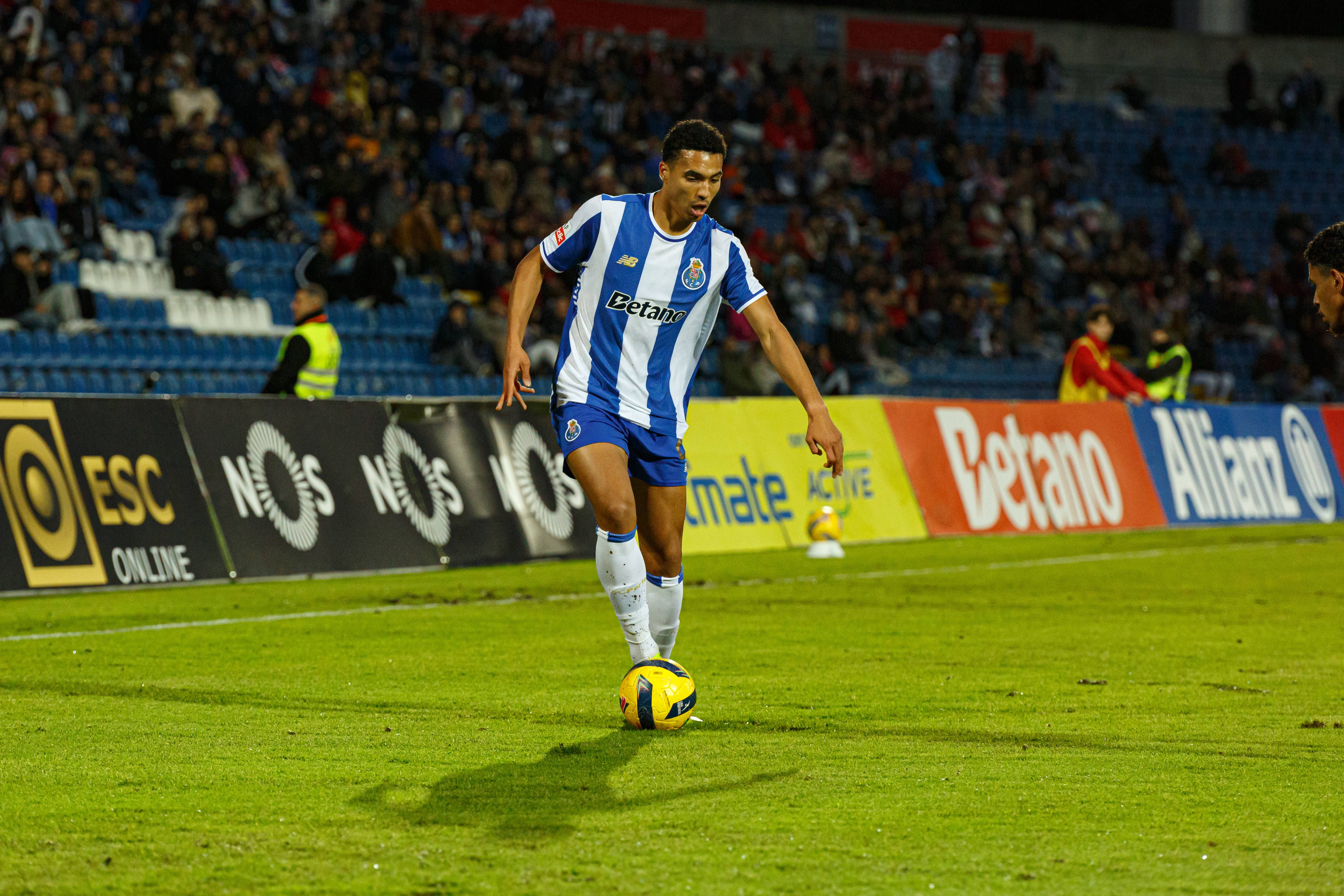 Alberto Costa (FC Porto), um lateral mais forte que a média no que toca a duelos aéreos