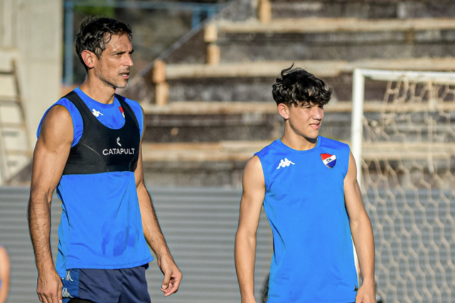 Roque Santa Cruz e  Santiago Benjamín Galeano (Foto: clubnacionalpy/X)