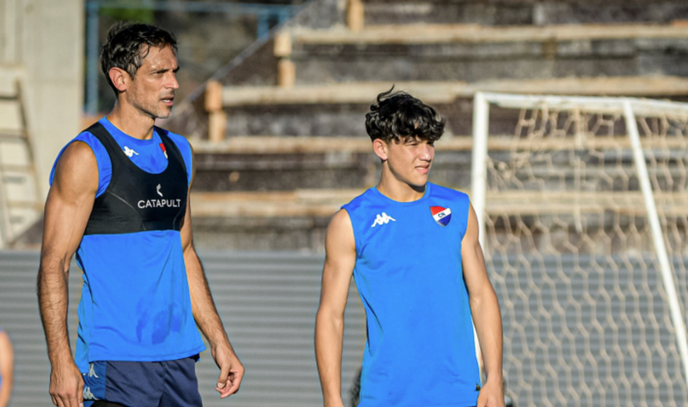 Roque Santa Cruz e  Santiago Benjamín Galeano (Foto: clubnacionalpy/X)
