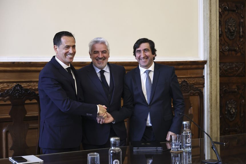 Pedro Proença, João Azevedo, edil de Viseu e José Carlos Lopes, presidente da AF Viseu - Foto: FPF