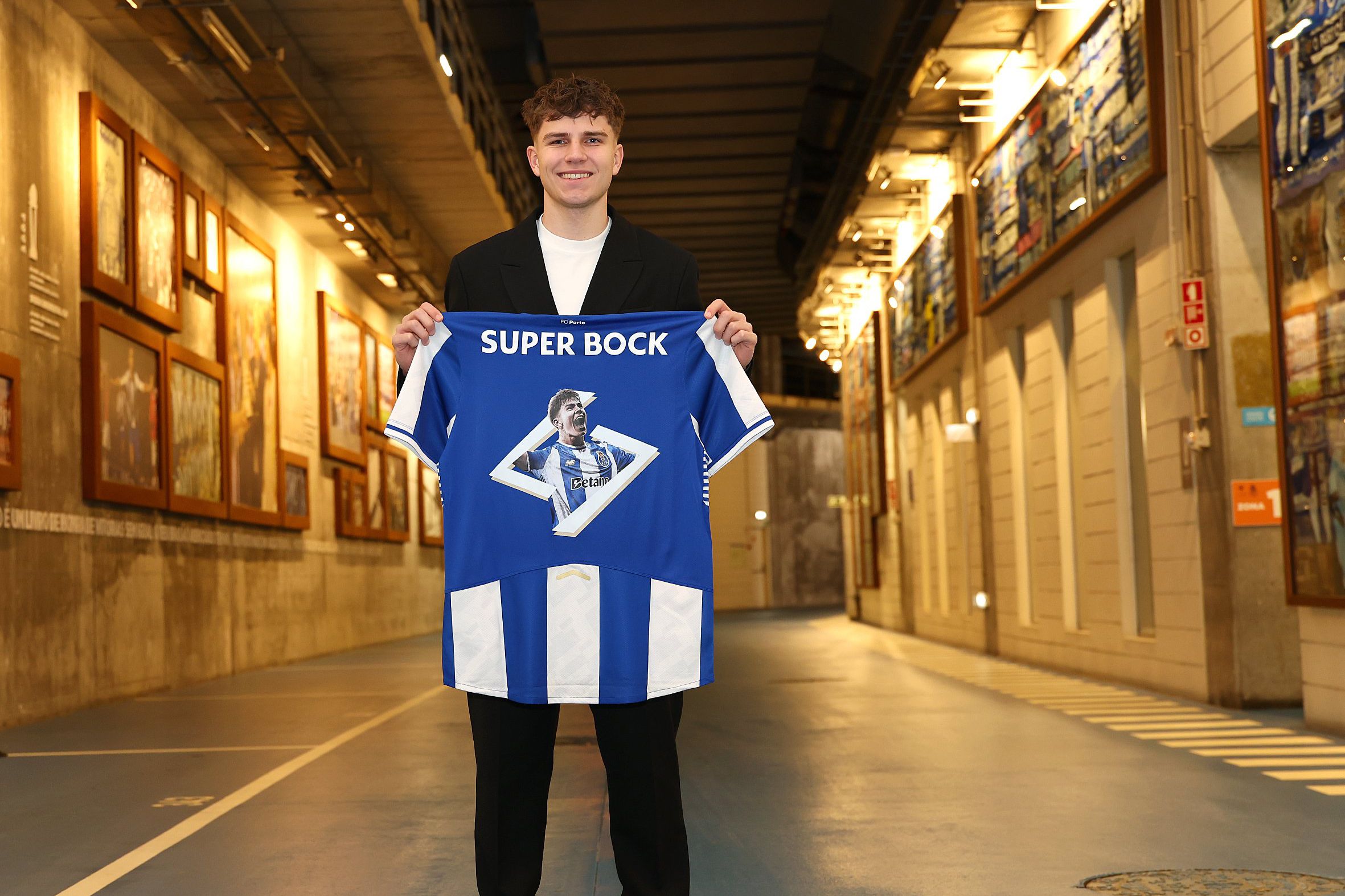 Oskar Pietuszewski não deve ser o último reforço dos dragões - Foto: FC Porto