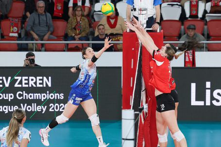 Bloco encarnado tenta parar ataque italiano no jogo de voleibol da Liga dos Campeões entre Benfica e Novara (foto SLB)