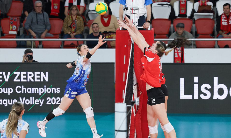 Bloco encarnado tenta parar ataque italiano no jogo de voleibol da Liga dos Campeões entre Benfica e Novara (foto SLB)