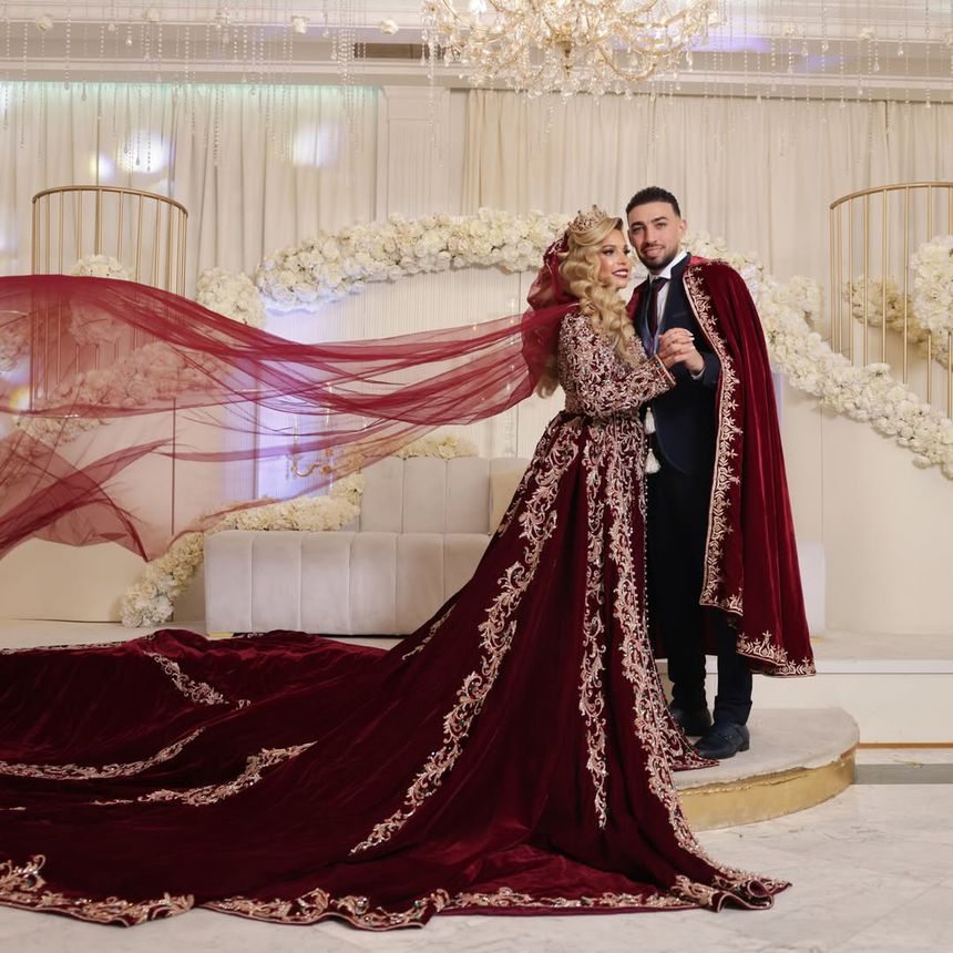 O futebolista Munir El Haddadi está noivo da influencer María Martínez, anterior companheira de Rodrigo Moreno. Ambos foram companheiros na seleção espanhola