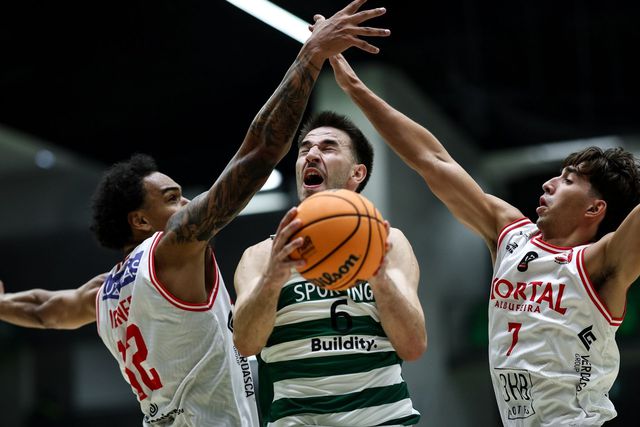 Francisco Amarante ataca o cesto num jogo de basquetebol entre o Sporting e o Imortal - Foto: Sporting CP