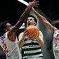 Francisco Amarante ataca o cesto num jogo de basquetebol entre o Sporting e o Imortal - Foto: Sporting CP