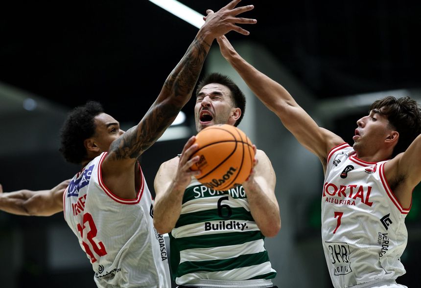 Francisco Amarante ataca o cesto num jogo de basquetebol entre o Sporting e o Imortal - Foto: Sporting CP
