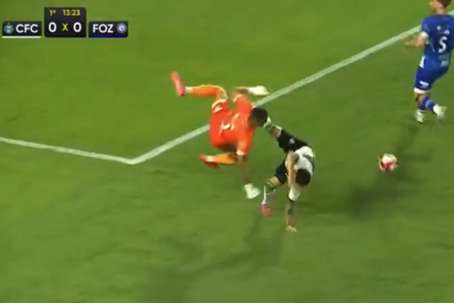 Lucas Crepaldi, Coritiba, fraturou braço na sequência de uma queda aos 14 minutos