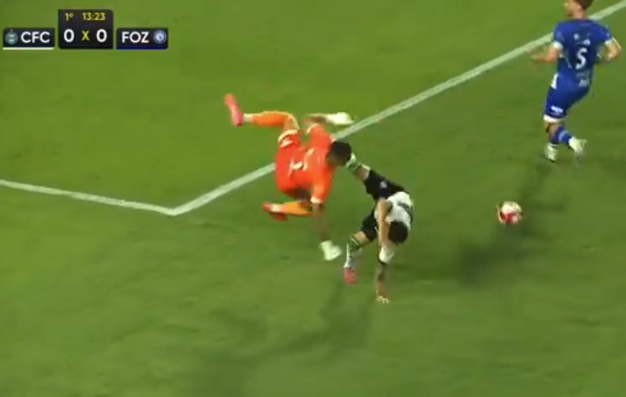 Lucas Crepaldi, Coritiba, fraturou braço na sequência de uma queda aos 14 minutos