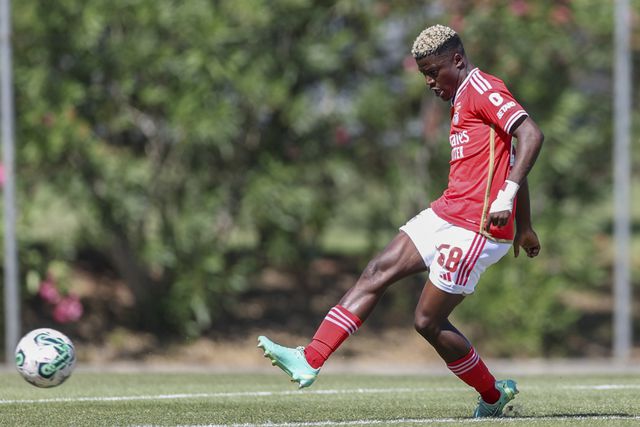 Mercado (oficial): Benfica vende médio da formação a clube turco