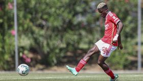 Mercado (oficial): Benfica vende médio da formação a clube turco