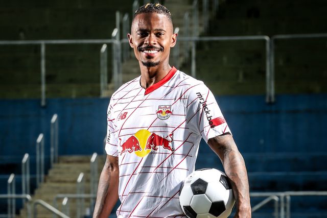 Mercado (oficial): ex-Santa Clara é reforço para Pedro Caixinha