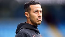 Cinco minutos depois do regresso...Thiago Alcântara voltou a lesionar-se