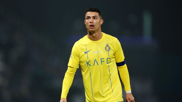 Atiraram um cachecol do Al Hilal a Ronaldo e o português... fez isto