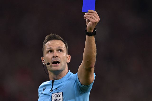 FIFA põe travão na ideia do cartão azul