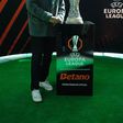 Helton ao lado do troféu da Liga Europa (Foto: Diogo Quaresma)