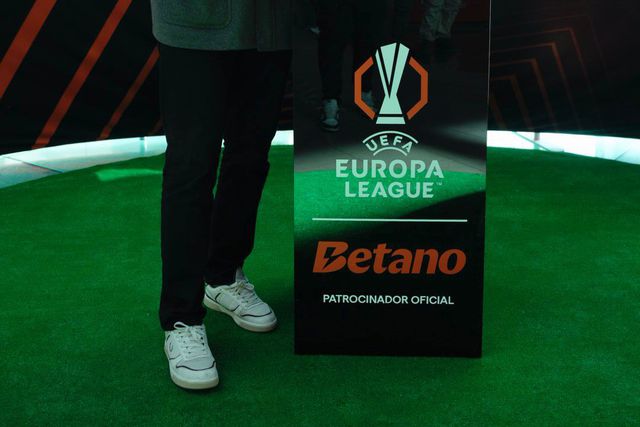Helton ao lado do troféu da Liga Europa (Foto: Diogo Quaresma)