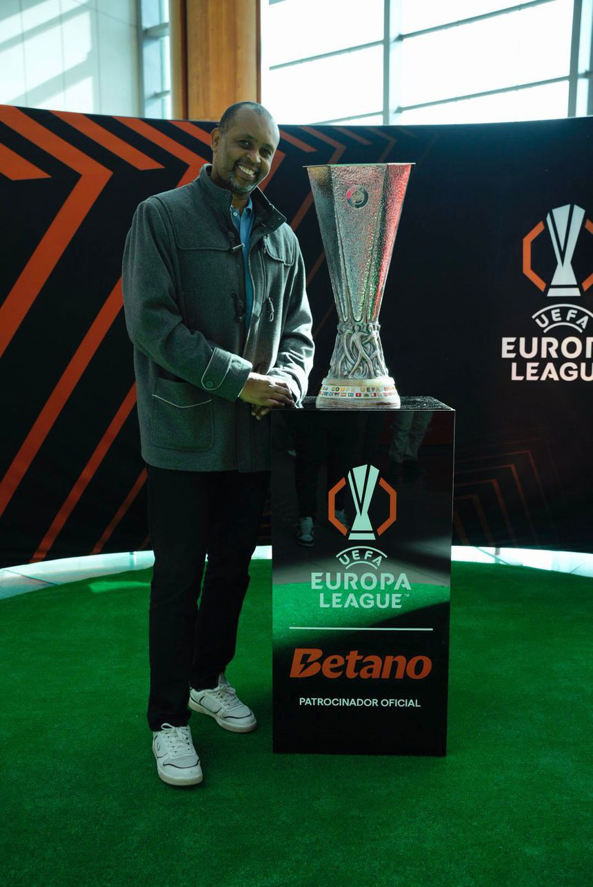 Helton ao lado do troféu da Liga Europa (Foto: Diogo Quaresma)