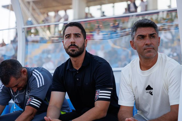 O treinador do Casa Pia, João Pereira (à esquerda), em jogo pela Liga de futebol. Foto: Maciej Rogowski/IMAGO