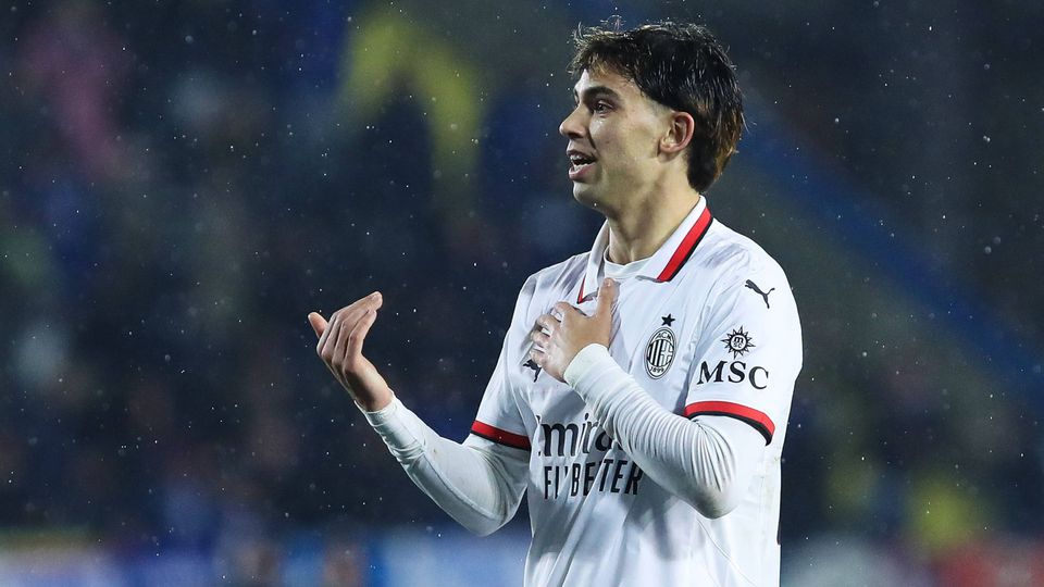 João Félix a falar com os seus colegas de equipa dentro de campo