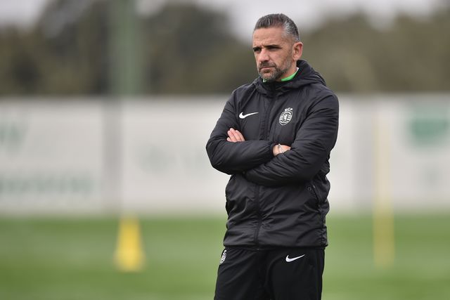 Rui Borges de braços cruzados durante um treino do Sporting