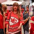 Duas imagens numa: Taylor Swift com uma camisola dos Chiefs e Patrick Mahomes segurando o troféu Lombardi após a conquista do Super Bowl em 2024