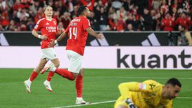 Benfica acabou a segurar, mas também a sorrir: águia vence e a liderança está a quatro pontos