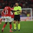 O árbitro Bruno Costa conversa com Bruma, durante o jogo entre o Benfica e o Moreirense