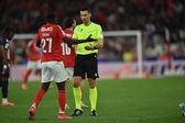 O árbitro Bruno Costa conversa com Bruma, durante o jogo entre o Benfica e o Moreirense